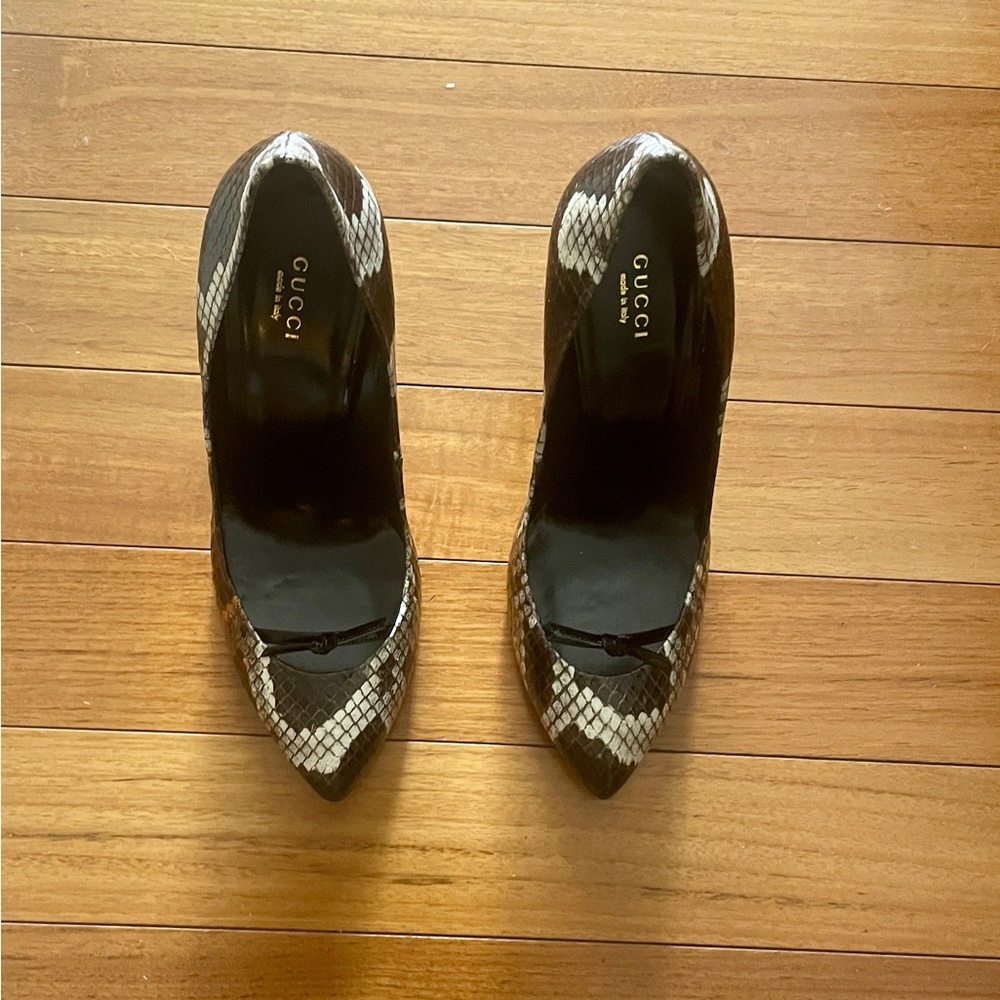 Gucci Two Tone Python Beverly Bow Pumps Size 39.5